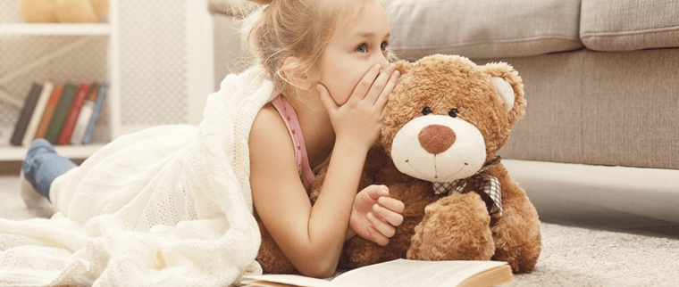 enfant avec son doudou